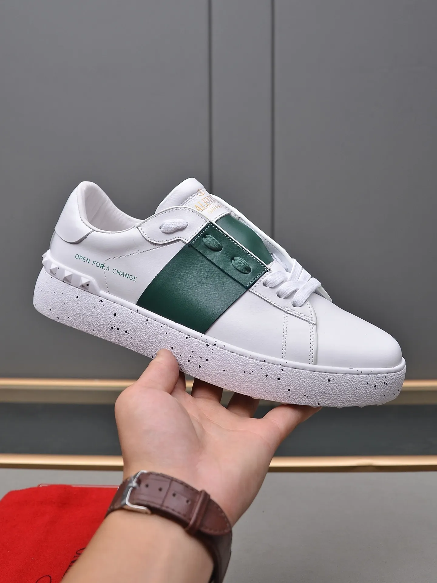 Men's shoes 460💰 (men and women couples) Valentino classic color matching series casual shoes. Made with heavy craftsmanship, good products pay attention to every detail. A must-have trendy item that can be worn all year round, it has been worn by many celebrities and Internet celebrities~~Imported cowhide surface, unique design concept, sheepskin lining, counter quality. Women’s clothing 35-40. Men’s clothing 39-44, 45-46 (returns and exchanges are not supported for custom-made items)